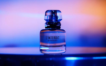 什么香水好聞?dòng)殖志茫?/></em><b>什么香水好聞?dòng)殖志茫?/b></a><p>無(wú)論是日常通勤還是約會(huì)，香水都是女性朋友們必不可少的時(shí)尚單品。而選擇一款適合自己的香水不僅可以提升氣質(zhì)和品味，還可以讓人心情愉悅。正所謂“聞香識(shí)人”說(shuō)的就是這個(gè)......</p></li><li><a href=