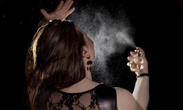 女人噴香水時(shí)，2個(gè)習(xí)慣會(huì)很“掉價(jià)”，大牌香水也躲不過(guò)